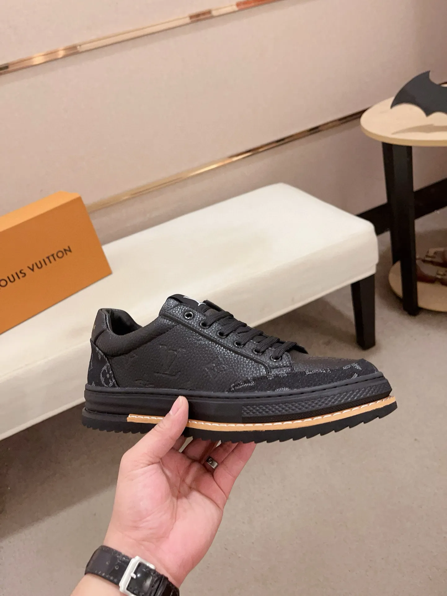 Men's shoes💰 400💰Louis Vuitton (Louis Vuitton/LV) top 🔍🔍 new models are on sale at the same time, the upper 🇮🇹 imported first-layer cowhide from Italy, fully imported sheepskin lining 💪💪, completely 1⃣️ to 1 ⃣️Re-engraved🇮🇹💪💪, ⚠Sole: The original sole is specially provided by the original factory, the exclusive movable molded sole is super comfortable, ⚠The original factory follows the order, 🔍🔍high quality, you can enter and exit the counter at will, welcome to compare⚠. Code number: 38-44. Can be customized for 45 non-refundable!